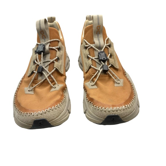 On Running Tan and White Women's  hiking Sneakers woman’s size 7.5 - Picture 4 of 11